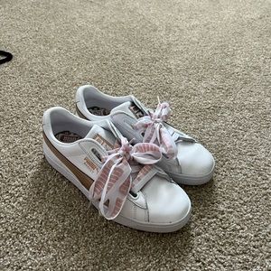 White sneakers with ribbon shoelaces